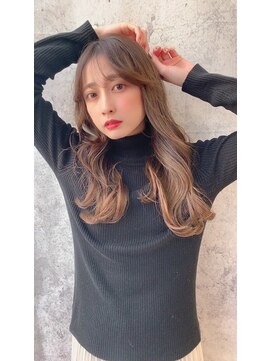 アイユー(ii+U) 顔周り　流れるおくれ毛　ベーシュカラー