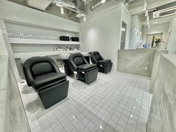 モニカ 原宿店(MONIQA)の写真/“お洒落な空間”が魅力のサロン♪居心地の良さ・技術・接客・空間全てにこだわった上質サロン★
