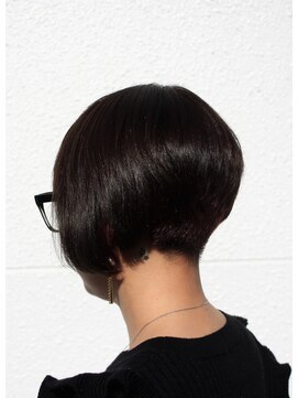 ミネット(Minette) ものすごい前下がりショートボブ