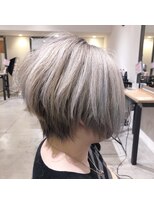 ティー リュクスボーテ(T LUXE BEAUTE)&nbsp;ホワイティカラー/前下がりショートボブ
