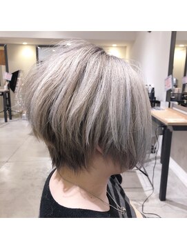 ティー リュクスボーテ(T LUXE BEAUTE) ホワイティカラー/前下がりショートボブ