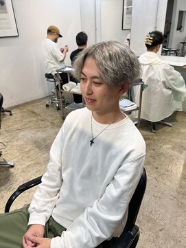 ザデイ カットアンドカルチャーショップ(THE DAY CUT&CULTURE SHOP) シルバー×センターパート