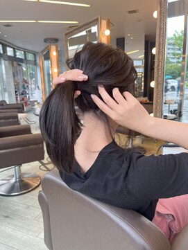 コワファースト 大分(COIFF1RST) ナチュラルブラウンカラーのポニーテール