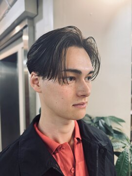 レーヴス(REVES) 刈り上げセンターパート