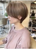 大人可愛いベージュハイトーン丸みショートくびれショート