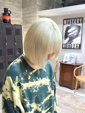 ヲタク(wotaku.) ホワイトブロンド抜きっぱなしブリーチトリプルカラーミニボブ