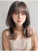 薄めバングオリーブグレー大人可愛いレイヤーカットくびれヘアh