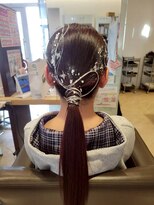 エヌアンドエーコンティ(N&A CONTi)&nbsp;パーティヘアアレンジ 髪飾りで上品にまとめるローポニー