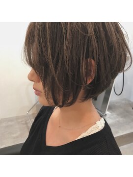 ジオ(gio) くびれショート×スモークグレージュ