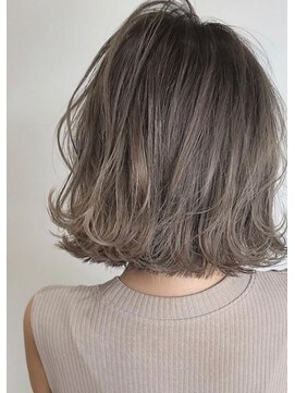 ファムバイアヴァンス(Femme by AVANCE.) くびれ外ハネグレージュボブホワイト