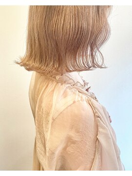 ニコフクオカヘアーメイク(NIKO Fukuoka Hair Make) ケアブリーチ1回でホワイトブロンド・ミルクティーベージュ