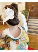 和装 大きな 花飾り シンプル シニヨン ヘアスタイル