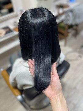 トレパルッキエーレ(tre parrucchiere) ［-tre-］暗めブルーブラック