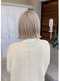 グレージュ切りっぱなしボブ前髪ありミニボブミルクティベージュ