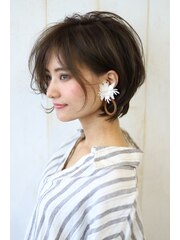 大人かわいいエアリーグレージュひし形シルエット小顔耳かけボブ