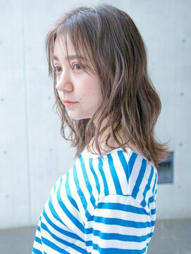 ルティア 池袋(Lutia) 前髪伸ばしかけ センター分けスタイル