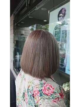 ヘア イノウエ HAIR INOUE グレイアッシュカラーの大人ボブ