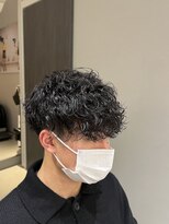 ウノプリールヴァモス(unopulir Vamos)&nbsp;波巻きパーマ濡れ髪前下がりマッシュ大人ヘアツーブロック