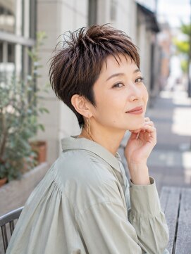バグズ(Baguz) 丸みシルエット小顔マッシュハンサムショート大人美人ヘア
