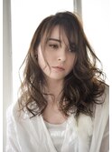透明感のあるイルミナカラーで透け感のあるロングヘアー
