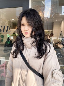 シイ(SIE) レイヤーカットグレージュカラー