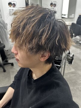 ヒュイル バイ ニアウ(Hwyl by Niau) メンズマッシュパーマニュアンスパーマスパイラルパーマ刈り上げ