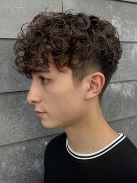 ヒュイル バイ ニアウ(Hwyl by Niau) メンズマッシュパーマスペインカールニュアンスパーマ眉毛