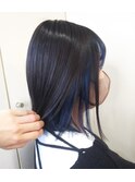 インナーカラー×ブルー×外ハネスタイル