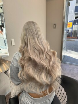 エミーバイモアムー(Emmie byMoremuu) 【埼玉ギャルの救世主】ホワイトカラー