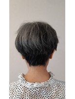 ねむれる森 グレイヘアショート