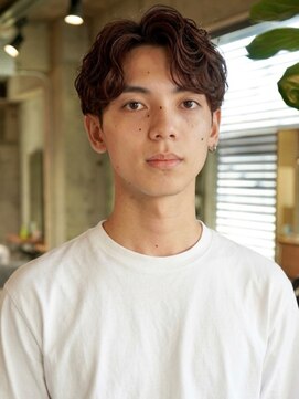 キュー(Cue_) ツーブロックニュアンスパーマ毛流れセンターパート