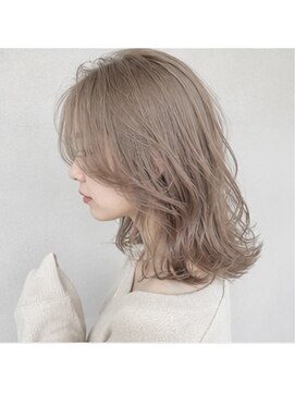 ヘアーエボリューション ミルクティーベージュ×レイヤーミディ