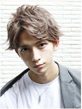 ダメージを最小限に抑えたゆるふわパーマが人気のフェザーマッシュ。アッシュで重すぎない雰囲気に！[原宿]