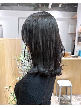 トエン(toen) 暗髪でも透明感たっぷりダークオリーブカラー×レイヤー
