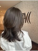 大人のくびれレイヤーミディアム×グレージュカラー