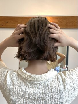 カルテ(QUARTE) シフォンブラウン×切りっぱなしボブ