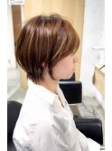 伸びても崩れにくい、扱いやすいショートヘアです。