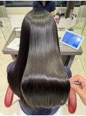 自然なツヤ感のある美髪ストレート