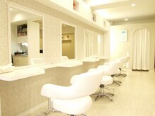 美容室 アヴァンセ(AVANCER)の雰囲気（2013年1月に移転OPEN♪白を基調にした明るくて清潔感のある店内）