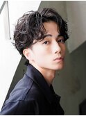 スーツ短髪ツーブロック束感モテる黒髪シークレットパーマ流行