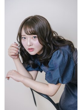 裾に向かって広がるウェーブ、美人印象アップ