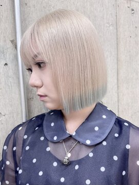 サンク 原宿 表参道(cinq) ハイトーンカラーミディアムレイヤーカットヘーゼルベージュボブ