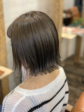 リリー シンジュク(Lilly) 【Lilly新宿】#外ハネ #グレージュ#ショート#イルミナカラー