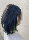 アッシュベージュにインナーグリーンのミディアムレイヤー◎