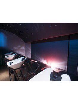 星空のようなライトが広がるシャンプーブースでヘッドスパ★癒しのひと時をご提供します…＊