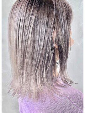 アコ(Aco) バレイヤージュ/ホワイトハイライト/シルバー/グレージュ