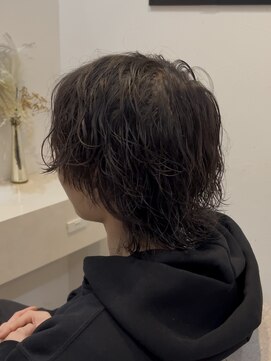 ラビス クローバー(Lovis clover) 波巻きパーマ×ウルフカットの相性が良すぎるスタイル♪あゆむ