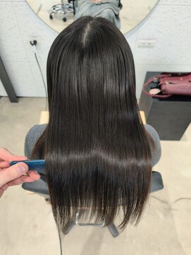 ビーヒアナウ N゜03 金沢駅西店(BE HERE NOW) 美髪ストレート/髪質改善/縮毛矯正/艶髪/セミロング/美髪矯正