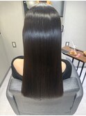 柔らかさと艶を兼ね備えた理想のストレートヘアに。