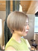 ★被りたくない方必見！ホワイトカラー×デザインショートヘア